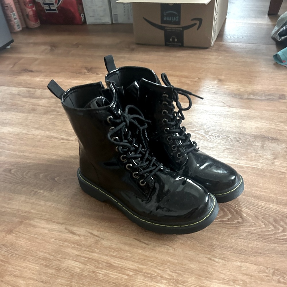 BLACK BOOTS